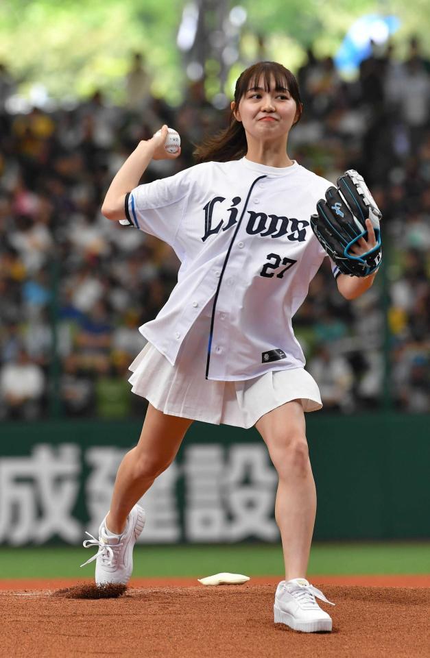 始球式を務める細川愛倫＝２０２４年５月
