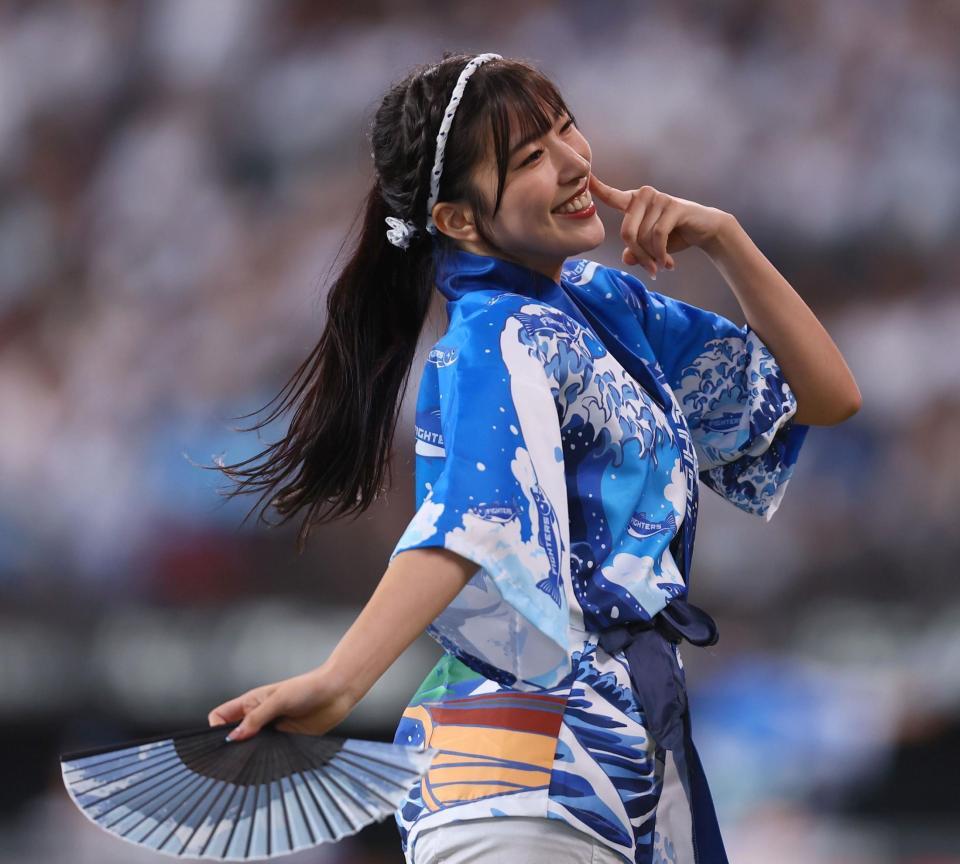 　夏祭りの法被を着て、ダンスを披露するファイターズガールの宮崎莉緒さん（撮影・中島達哉）