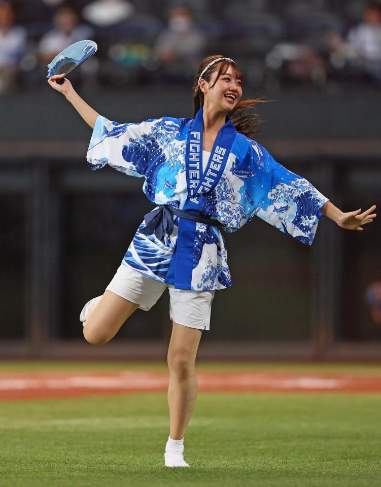 　夏祭りの法被を着て、ダンスを披露するファイターズガールの新井田愛理さん（撮影・中島達哉）