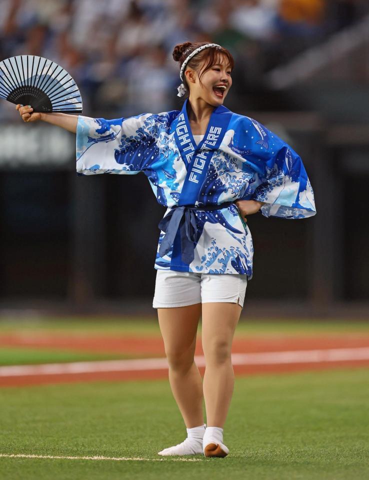 　夏祭りの法被を着て、ダンスを披露するファイターズガールの鈴木志織さん（撮影・中島達哉）