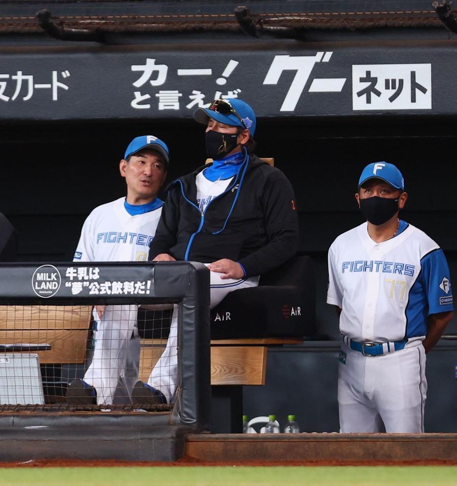 　８回、リプレー検証の結果、判定変わらずがっくりする新庄監督（中央）＝撮影・中島達哉