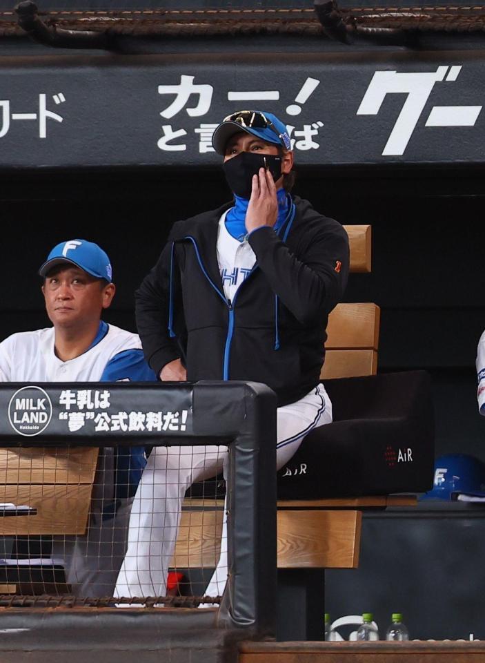 　９回、河野が古賀悠にソロを浴び、肩を落とす新庄監督（右）＝撮影・中島達哉