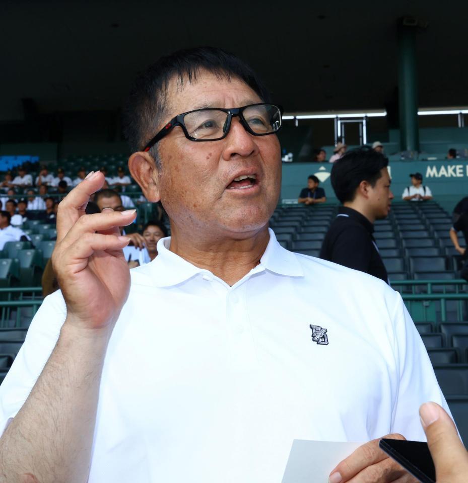 　４日、取材に応じる広陵・中井哲之監督