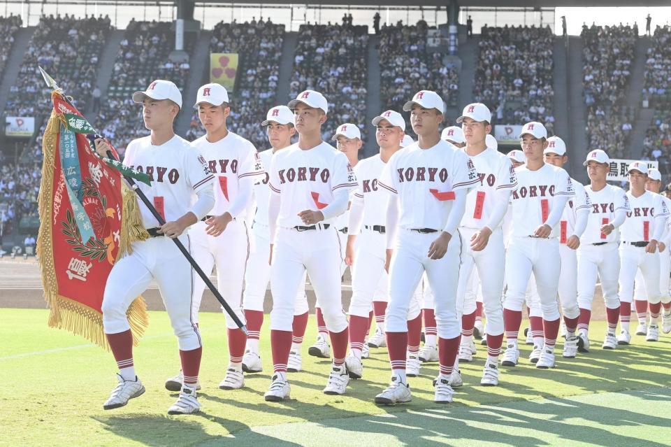 　入場行進する広陵ナイン（５日）