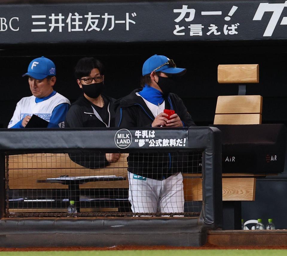 　西武に敗戦し、引き揚げる新庄監督（右）＝撮影・中島達哉