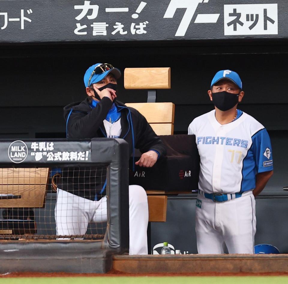 　３回、ベンチで考え込む新庄監督（左）＝撮影・中島達哉