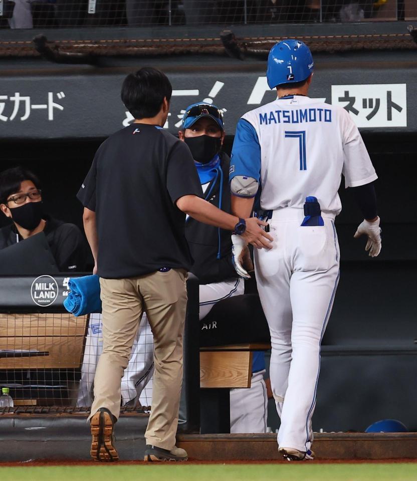 　２回、死球を受け、ベンチに下がる松本剛（７）に声を掛ける新庄監督（中央）＝撮影・中島達哉