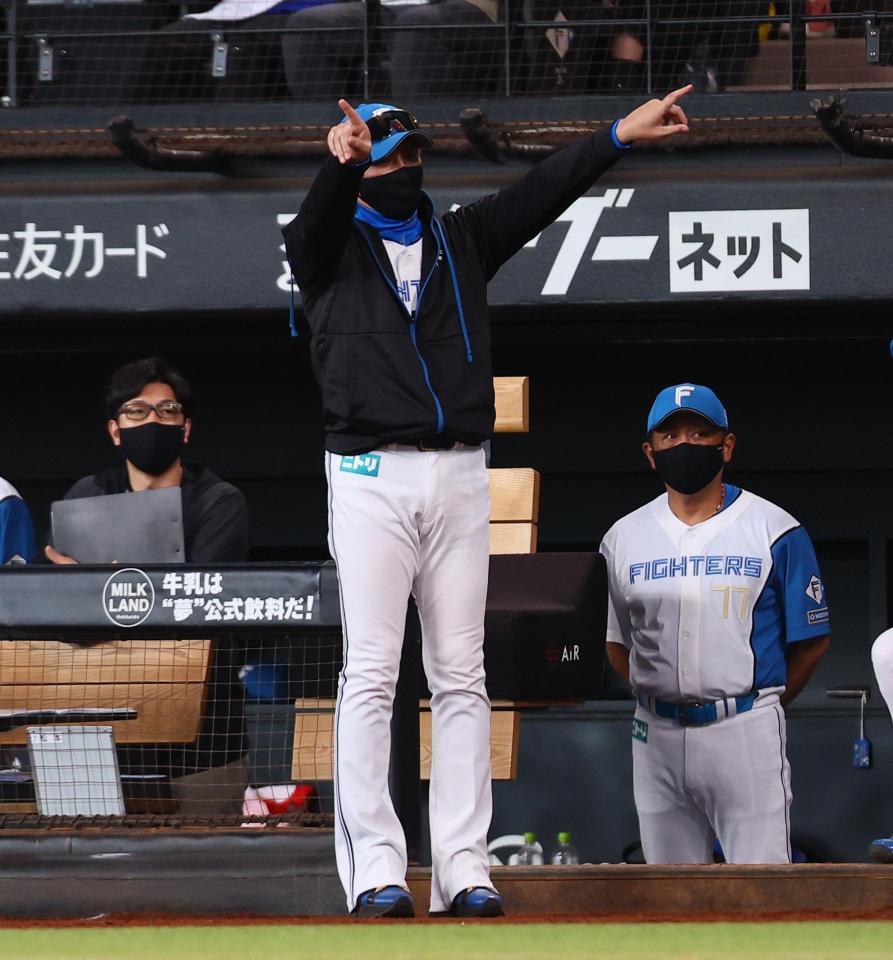 　８回、五十幡の二塁盗塁アウトの判定にリクエストする新庄監督（中央）＝撮影・中島達哉