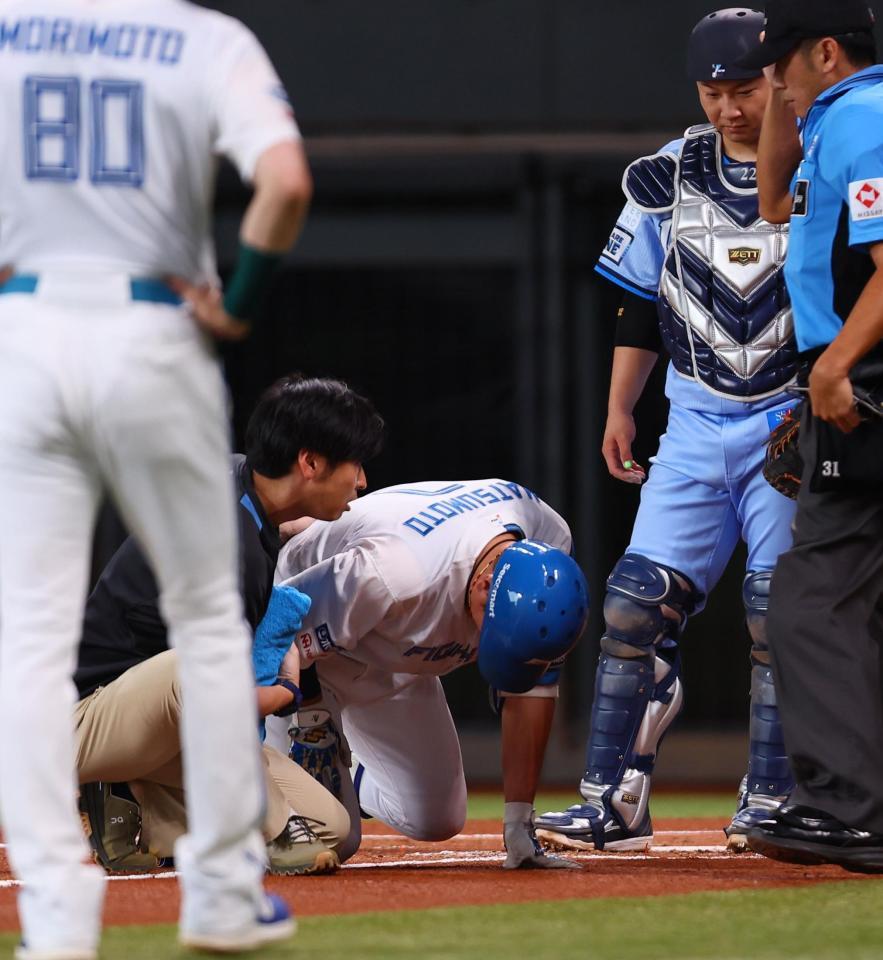 　２回、死球を受け、しゃがみ込む松本剛（中央）＝撮影・中島達哉