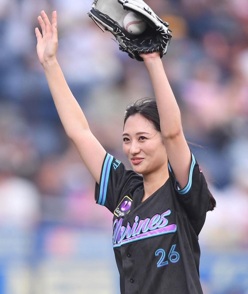 　始球式を務めスタンドの拍手に応える奥山かずさ（撮影・開出牧）