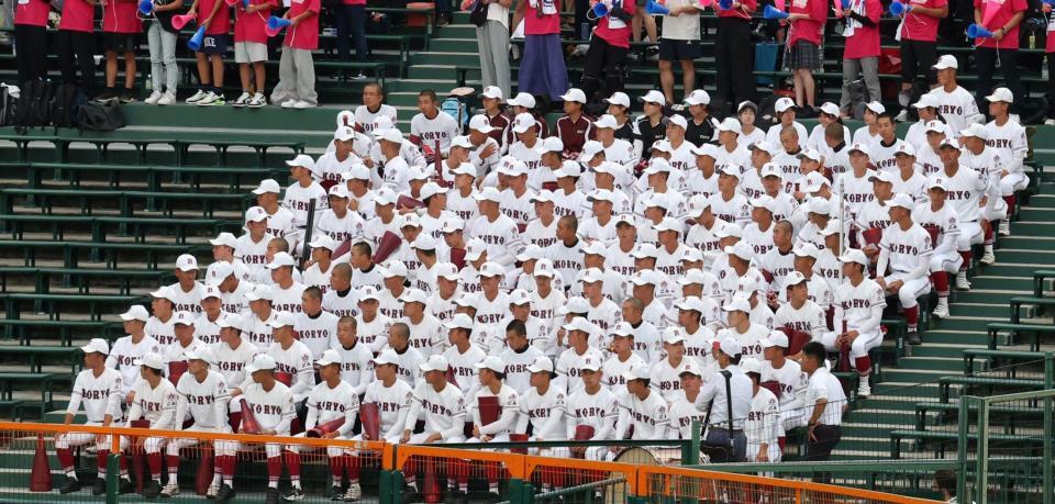 　アルプス席で待機する広陵ナイン（撮影・中田匡峻）