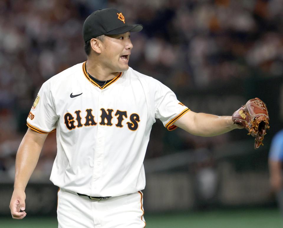 　１回表を終え、ベンチに戻る田中将