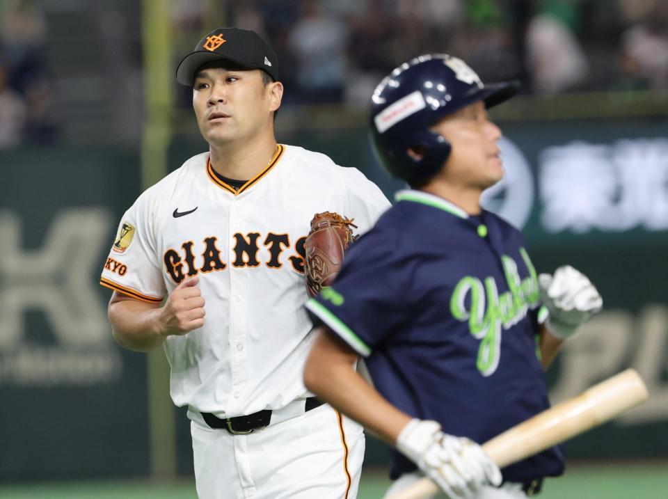 　３回、石川（右）を投ゴロに仕留めた田中将