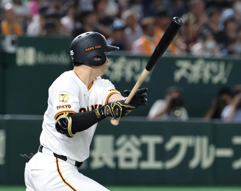 　３回、泉口が左前に先制打を放つ