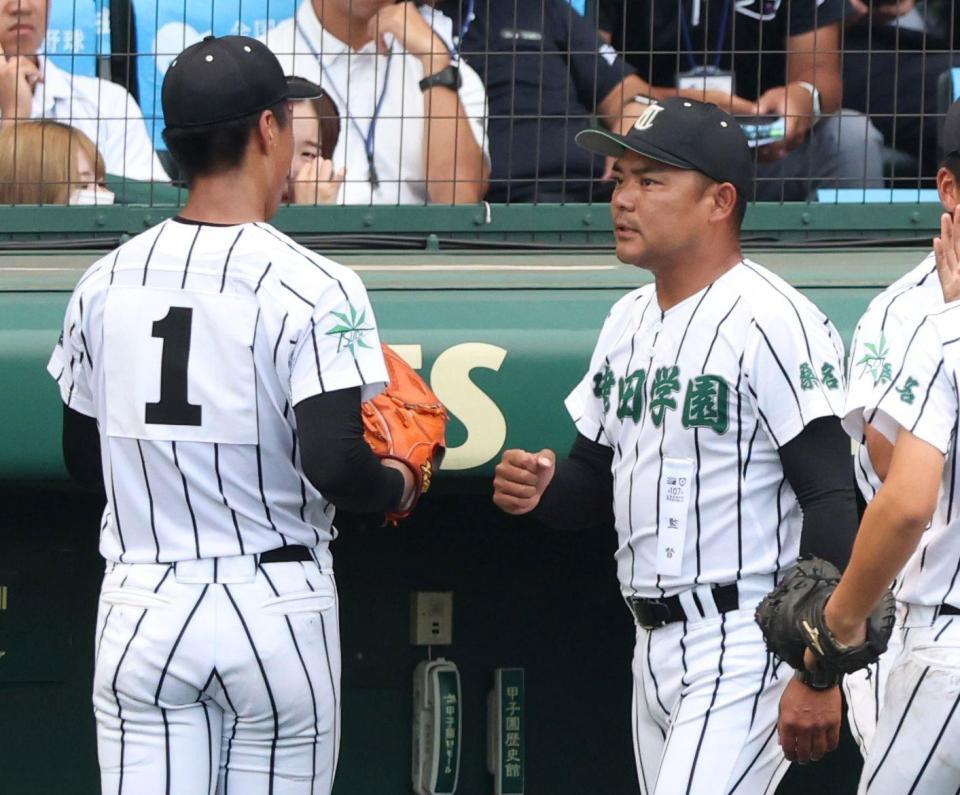 　５回を投げ終えた桑山皓太朗（左）に声をかける津田学園・佐川竜朗監督（撮影・中田匡峻）