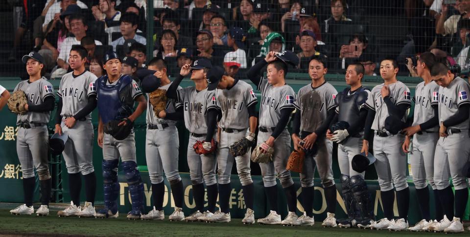 　サヨナラ負けを喫した叡明ナイン（撮影・中田匡峻）