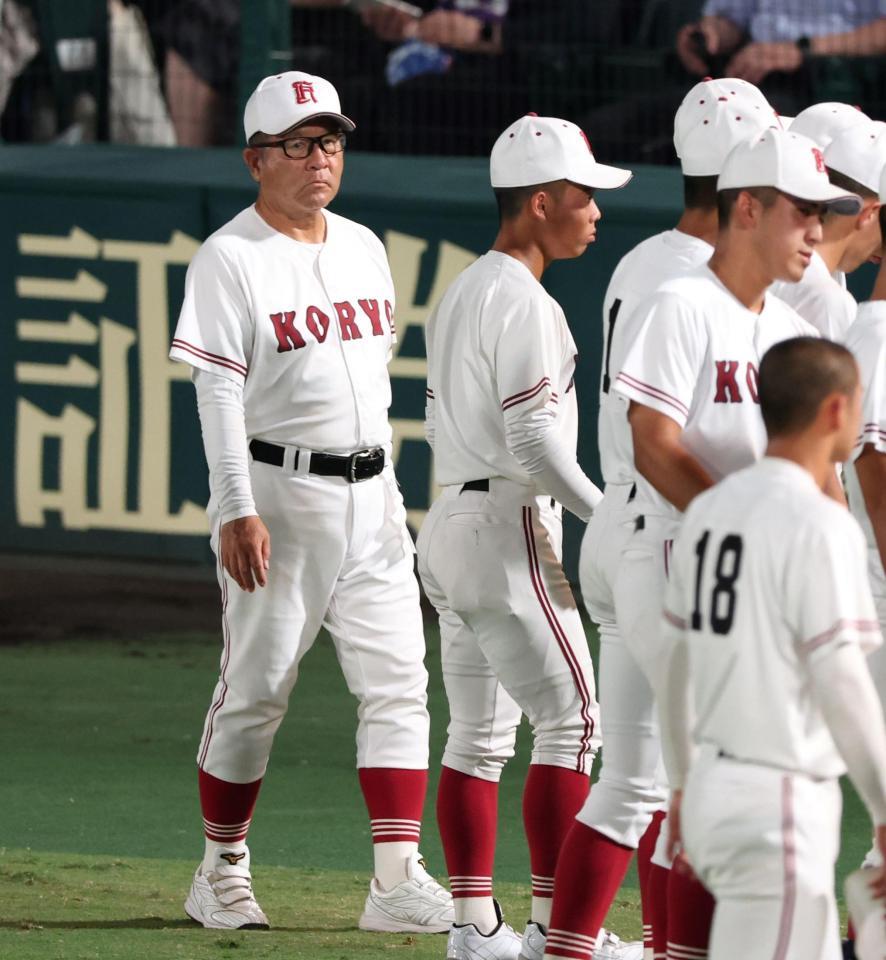 　試合前、ナインとともにスタンドへあいさつに向かう広陵・中井哲之監督（左）＝撮影・中田匡峻