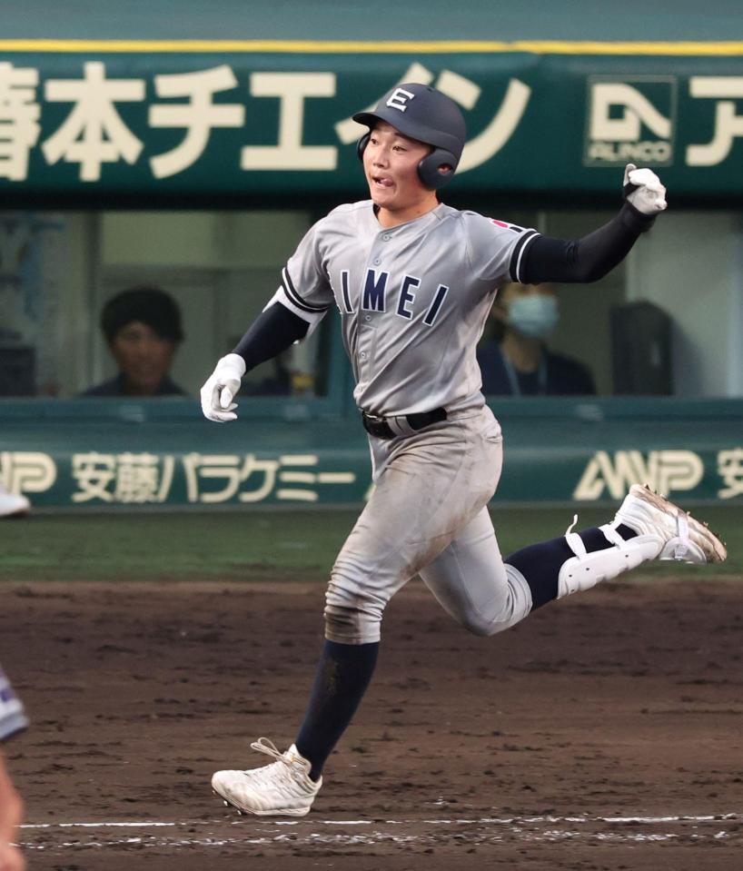 　１１回、右前に勝ち越し適時打を放った叡明・田口遼平（撮影・中田匡峻）