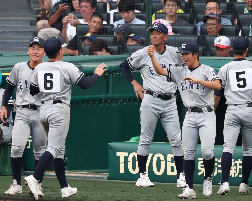 　６回裏の守備を終えた田口遼平（６）らを見つめる叡明・中村要監督（奥）＝撮影・中田匡峻