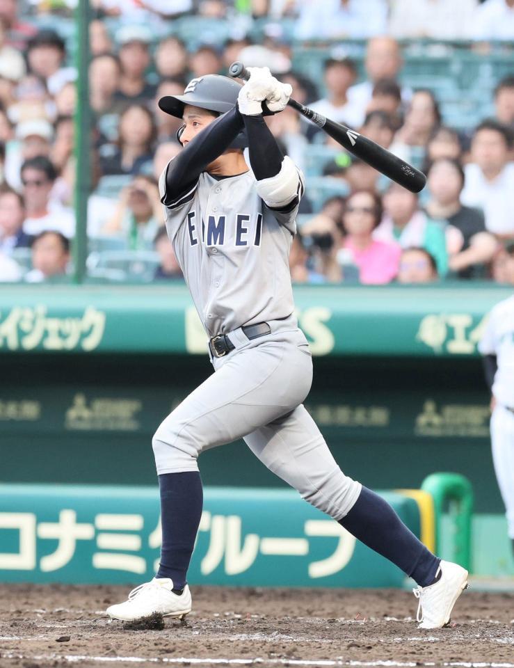 　５回、適時二塁打を放つ叡明・根本和真（撮影・石井剣太郎）