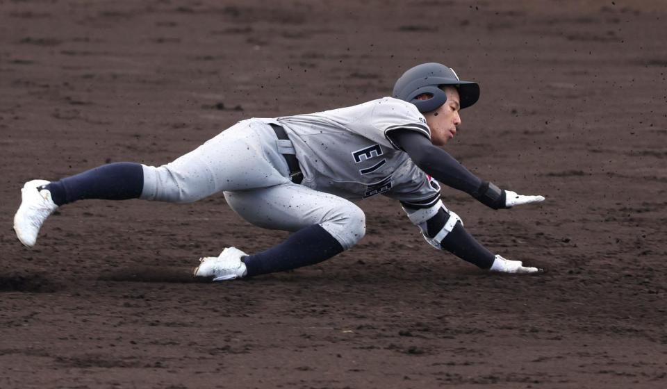 　５回、適時二塁打を放った叡明・根本和真は三塁を狙うも、二塁を回った際に転倒する（撮影・中田匡峻）