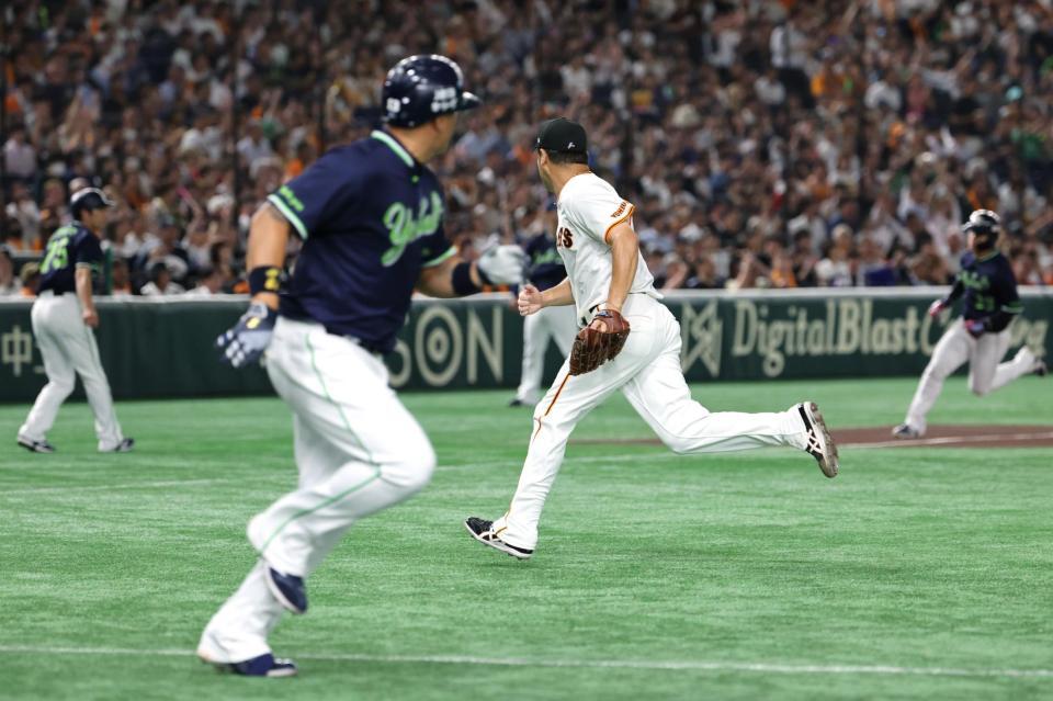 　４回、オスナ（左手前）に同点打を許した田中将