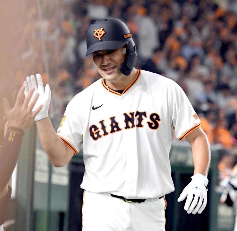 　３回、泉口の左前打で生還し笑顔でベンチに戻る田中将（撮影・佐藤厚）