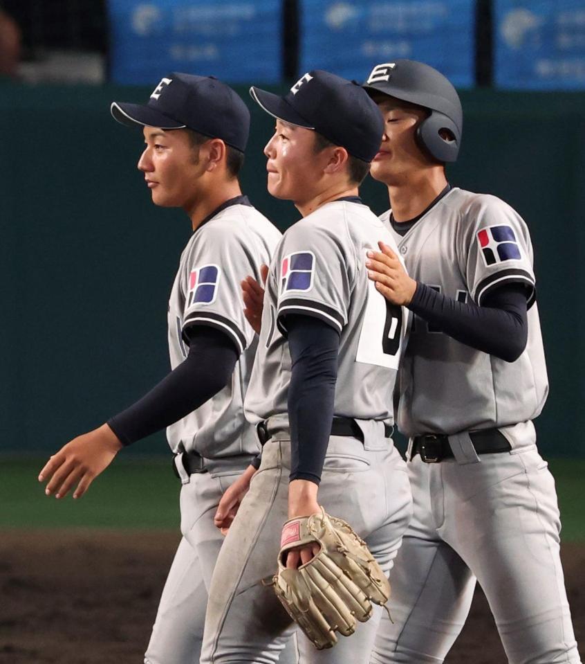 　１２回、自身の暴投でサヨナラ負けを喫し、悔しそうな表情を見せる叡明・田口遼平（中央）＝撮影・中田匡峻