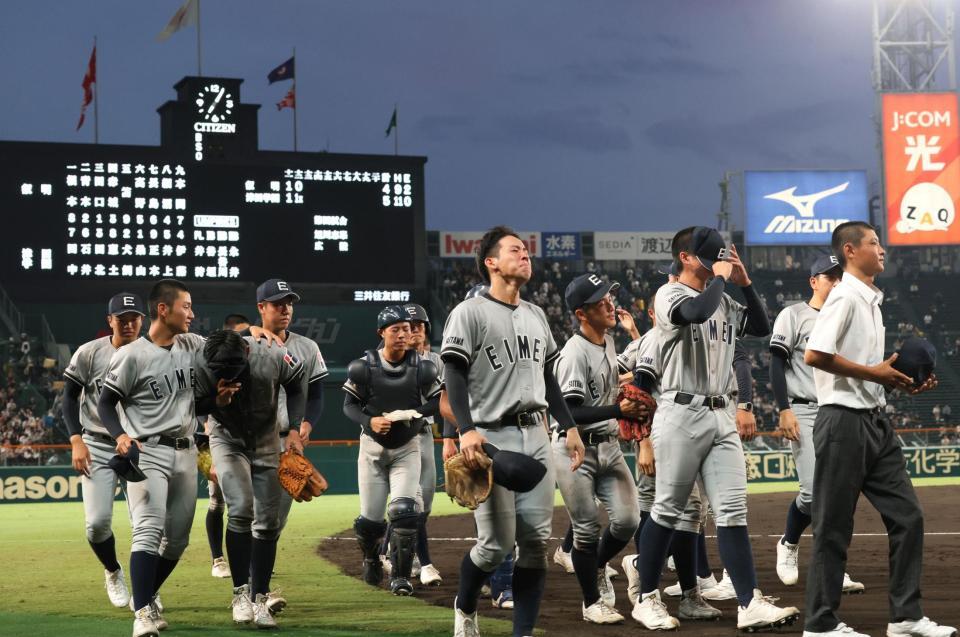 　試合に敗れた叡明ナイン（撮影・石井剣太郎）