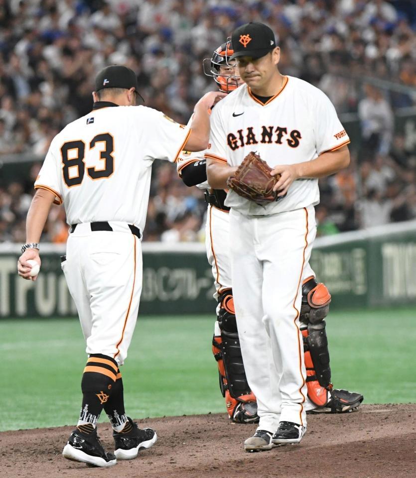 　６回、長岡に四球を出し、阿部監督（左）から交代を告げられる田中将（撮影・佐藤厚）