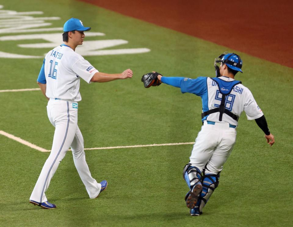 　１回、三者凡退に抑え、梅林（右）とタッチを交わす達（撮影・中島達哉）