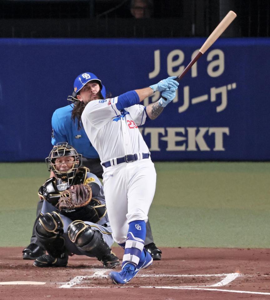 　２回、左翼へ勝ち越しソロを放つチェイビス（撮影・立川洋一郎）