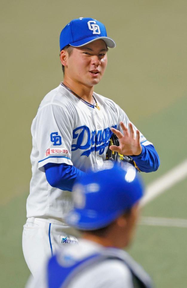 　２回を投げ終え、ベンチに戻る金丸