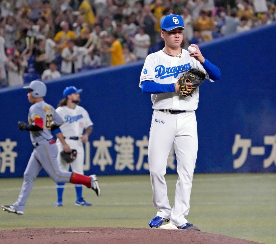 　２回、中川（左）に本塁打を浴びた金丸