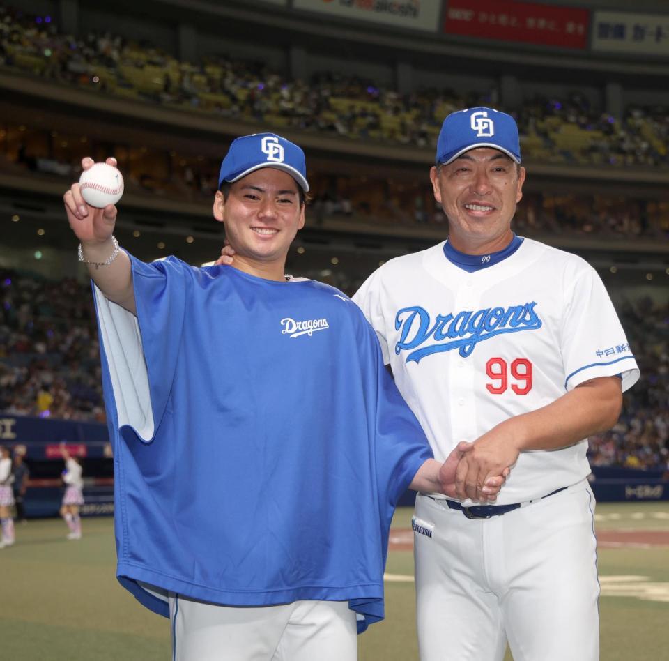 　プロ初勝利を挙げ、井上監督（右）と握手を交わす金丸（撮影・北村雅宏）