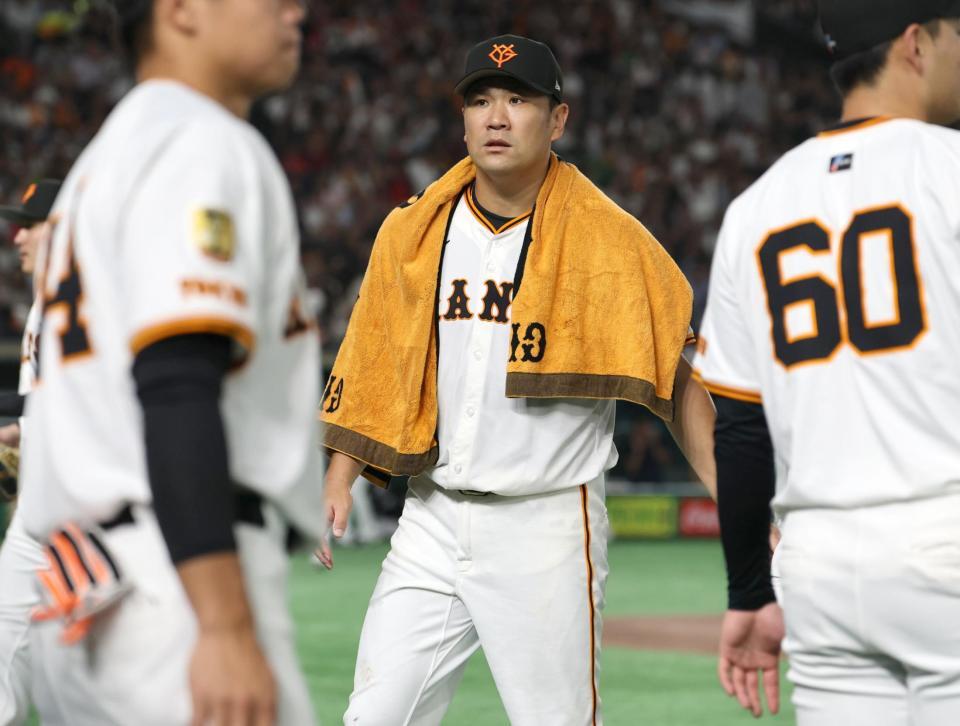 　６回表終了、ナインを迎えた後、ベンチに戻る田中将