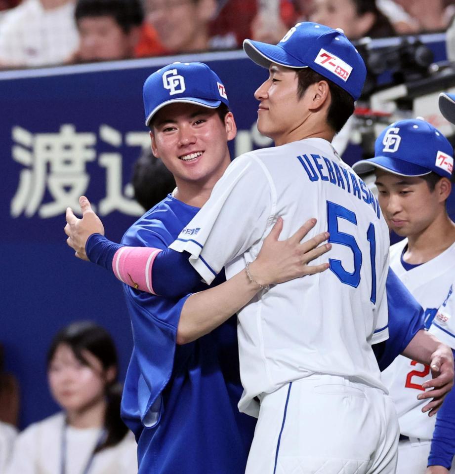 　プロ初勝利を挙げた金丸は上林と抱き合って喜ぶ（撮影・田中太一）