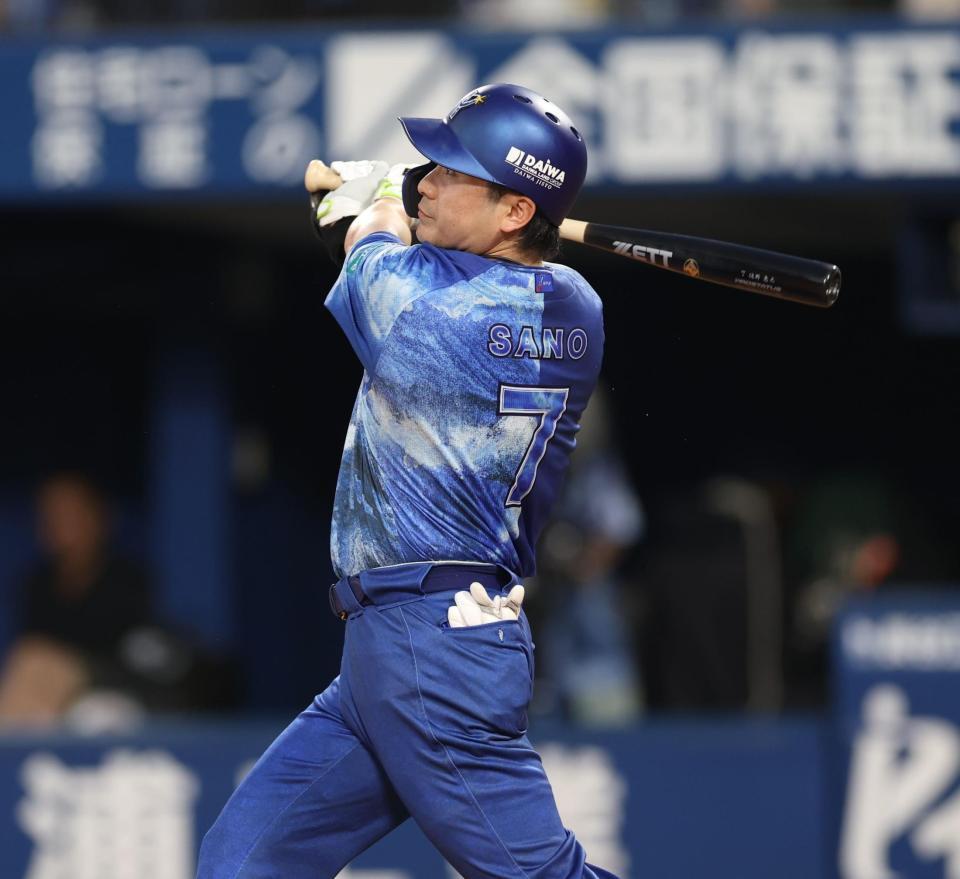 　２回、３ランを放つ佐野（撮影・金田祐二）