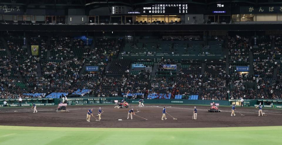 　５回裏を終え、整備をする阪神園芸のスタッフら（撮影・中田匡峻）