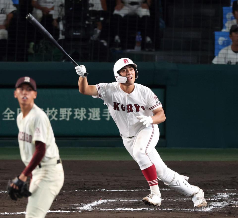 　６回、勝ち越し犠飛を放つ広陵・草島絃太（撮影・中田匡峻）
