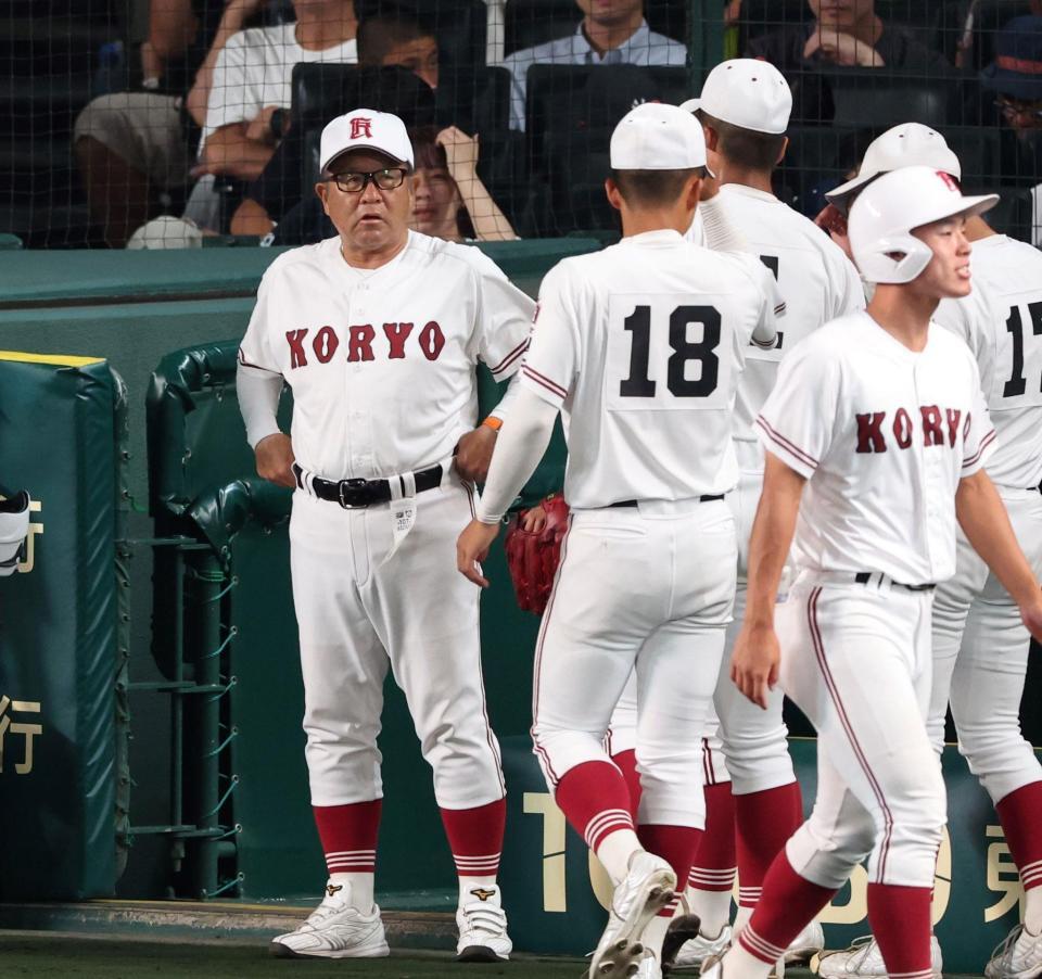 　４回の守備を終えたナインに声をかける広陵・中井哲之監督（撮影・中田匡峻）