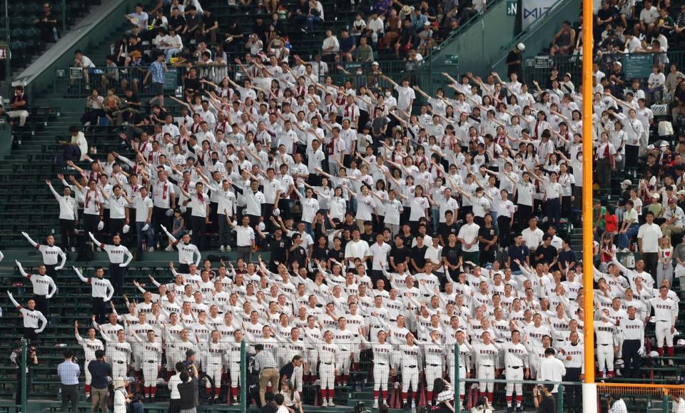 　校歌を歌う広陵のアルプス席（撮影・中田匡峻）