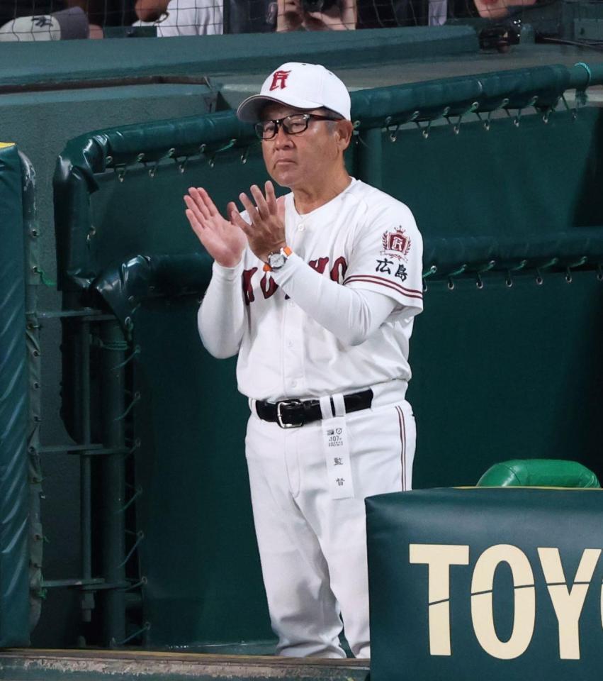 　７回、広陵・白髪零士が犠飛を放ち、ベンチで手をたたく中井哲之監督（撮影・中田匡峻）