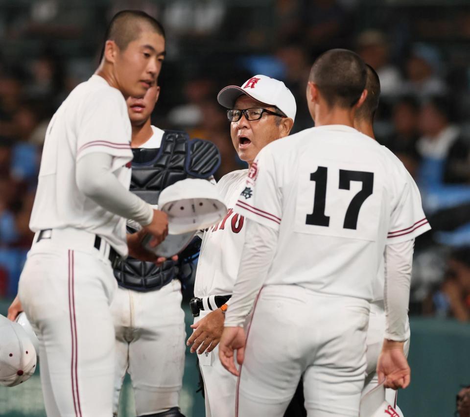 　５回を終え選手に声をかける広陵・中井哲之監督（撮影・石井剣太郎）