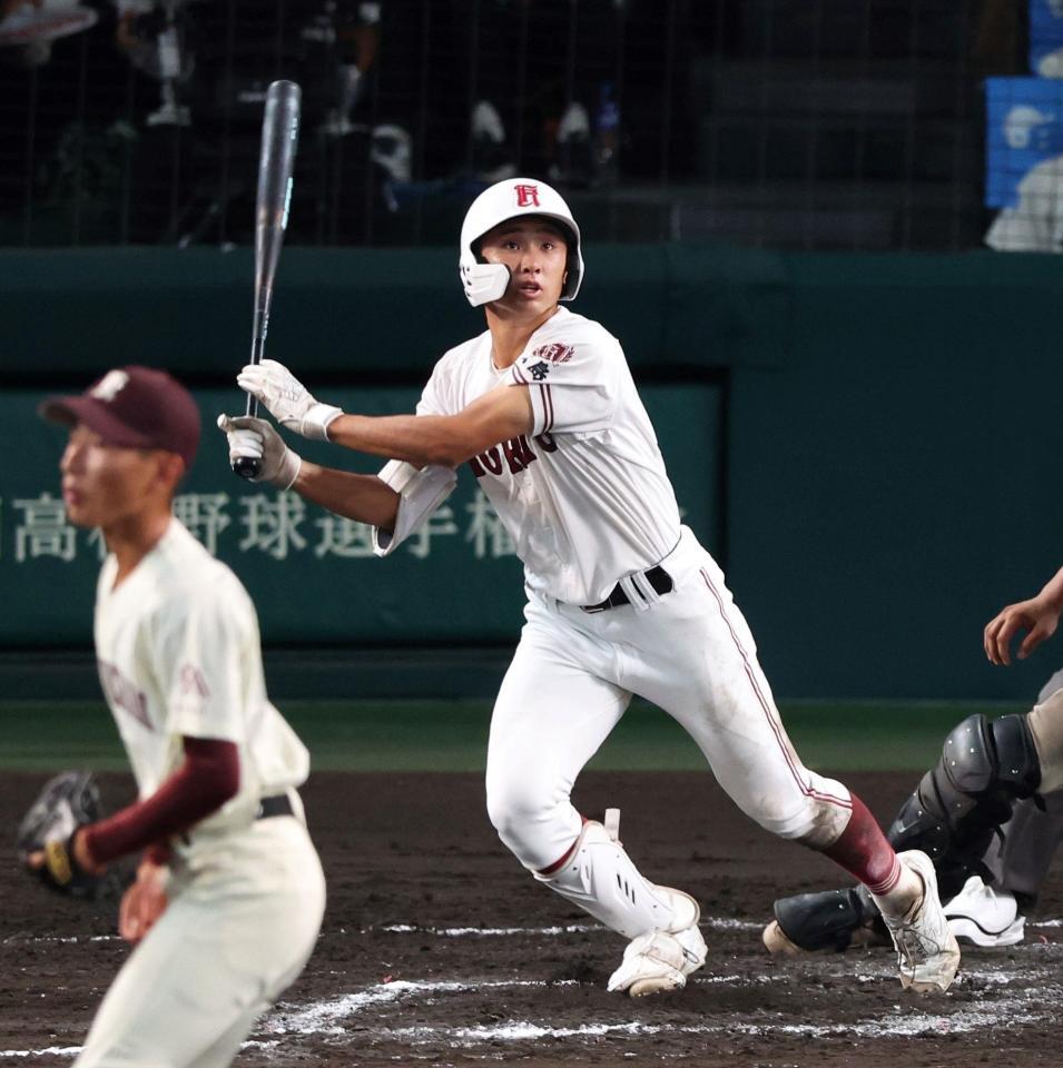 　７回、左犠飛を放つ広陵・白髪零士（撮影・中田匡峻）