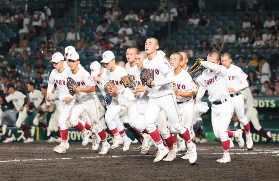 　試合に勝利し駆け出す広陵ナイン（撮影・石井剣太郎）