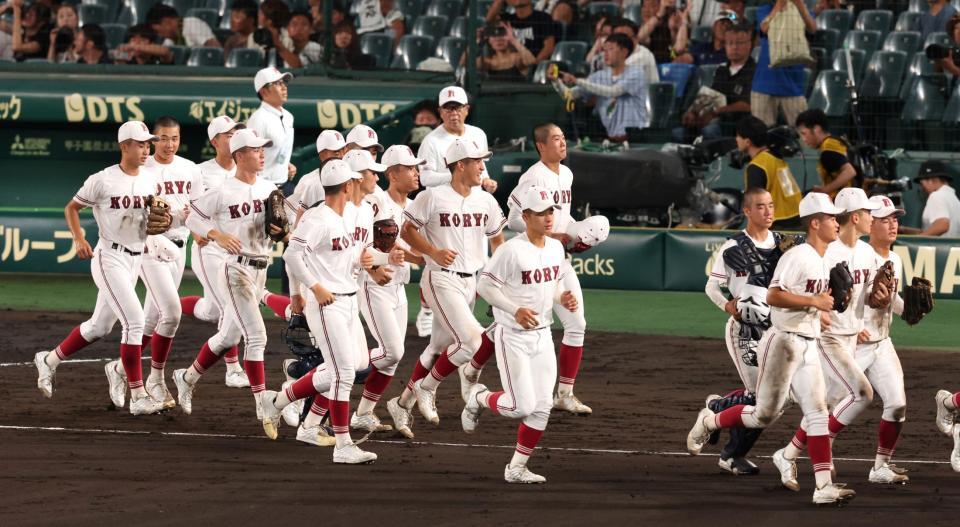 　旭川志峯に勝利し、スタンドへあいさつに向かう広陵ナイン（撮影・中田匡峻）