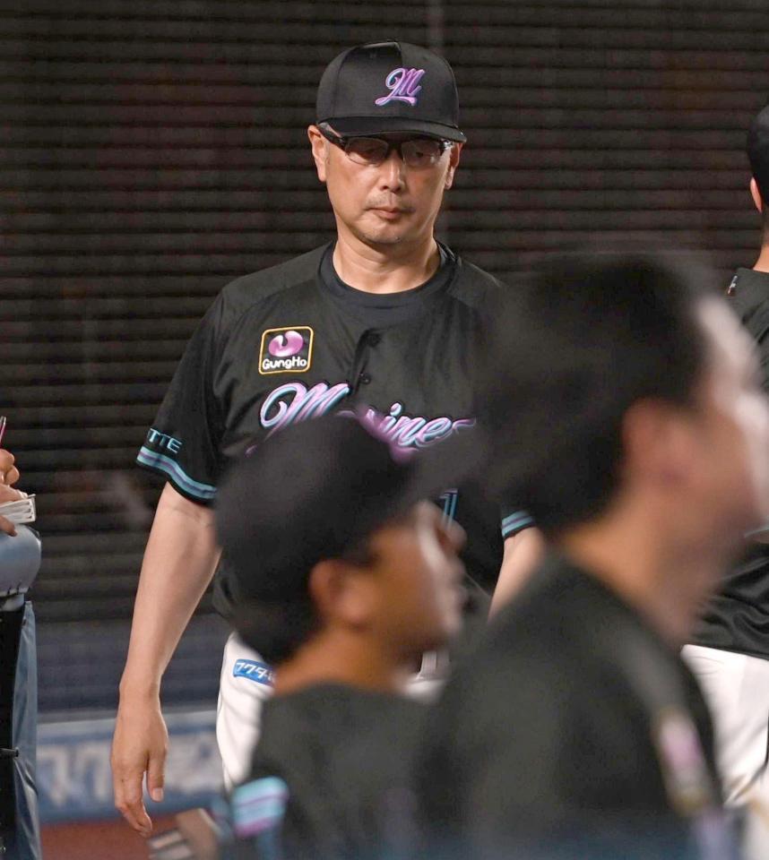 　９回、投手交代を告げた吉井監督（撮影・開出牧）