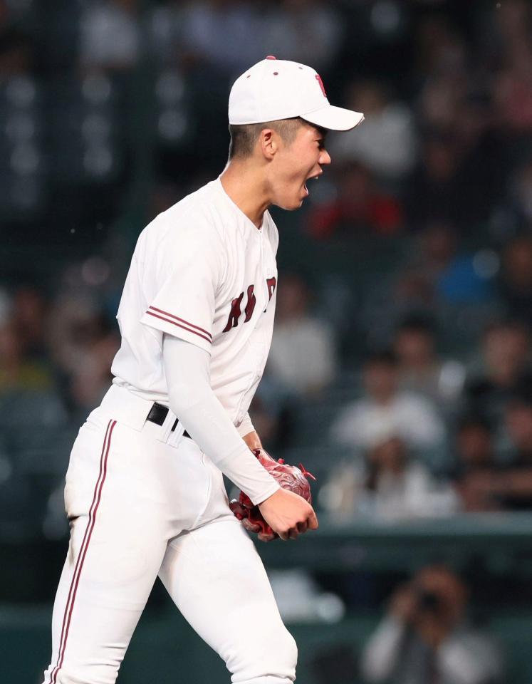 　試合に勝利し吠える広陵・堀田昂佑（撮影・石井剣太郎）