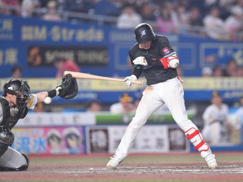 　９回、杉山から死球を受ける友杉。捕手・海野（撮影・開出牧）